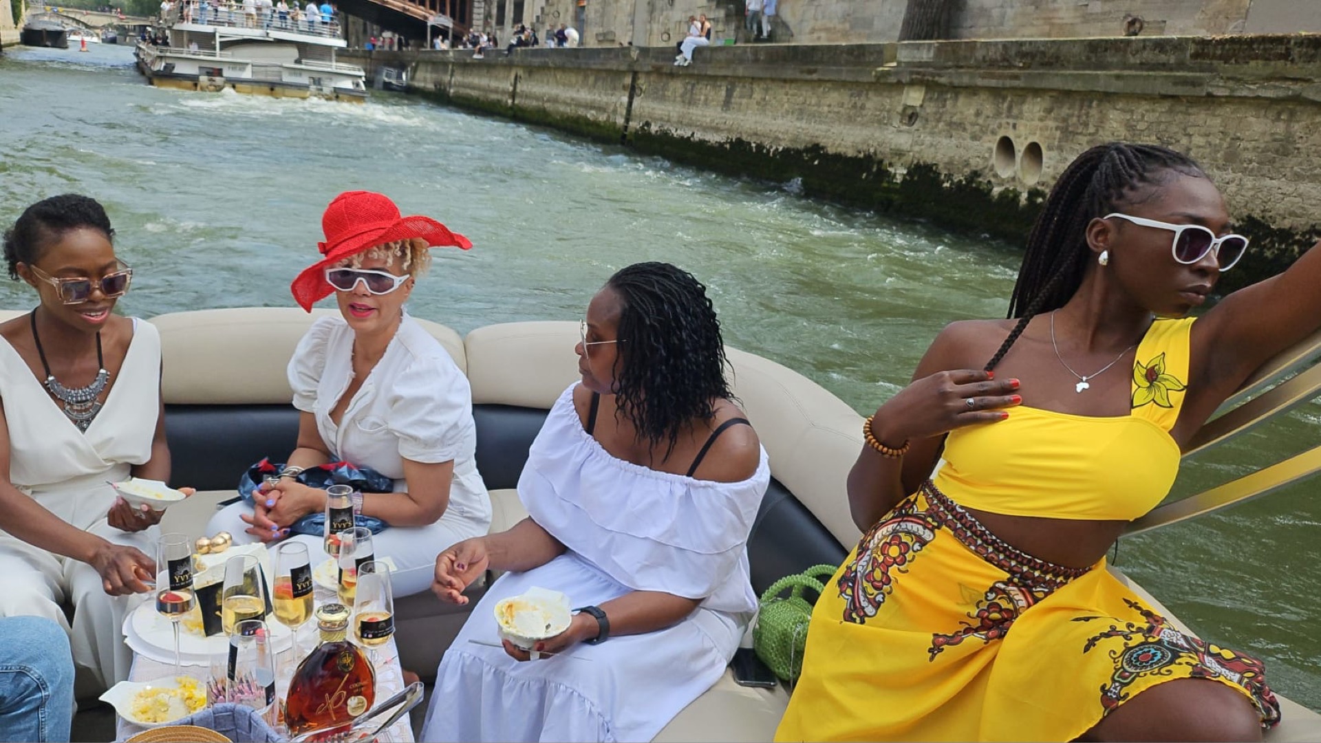 Croisière privée VIP sur la Seine à Paris organisée par Évasion Paris
